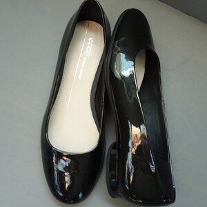 SIZE 36. ECCO Danish design patent leather shoes.